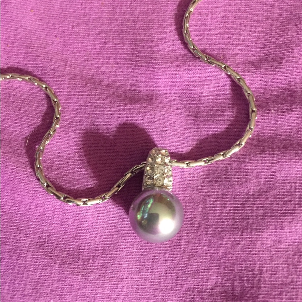DELICATE SILVER TONE NECKLACE WITH GRAYISH PEARL